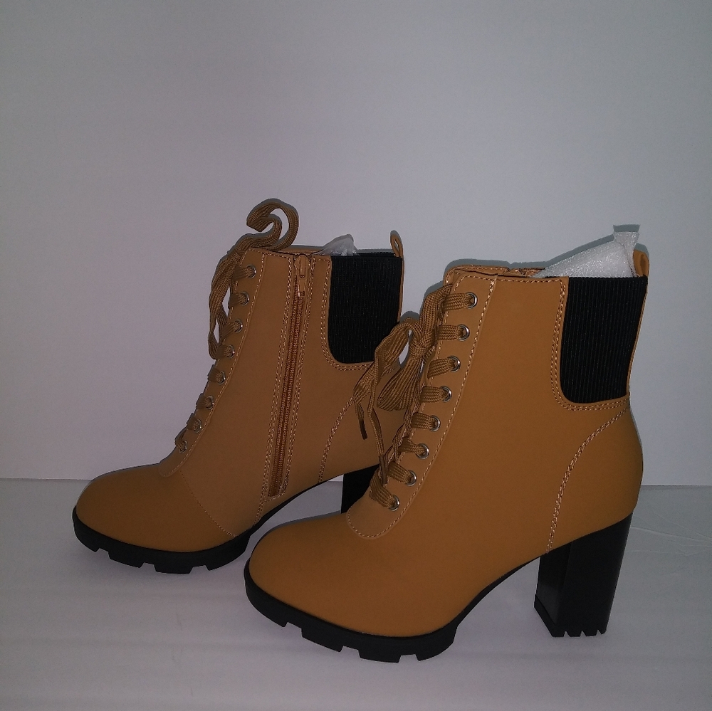 Women’s Chunky Heel Lace-Up Boot in Tan